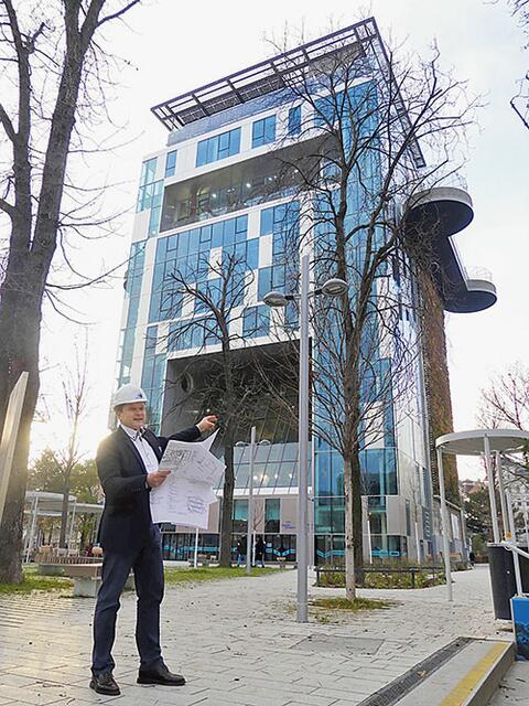 Technisch versiert: Peter Neßmerak vor dem Zubau des Wiener „Hauses des Meeres“, für den er der Projektleiter war.