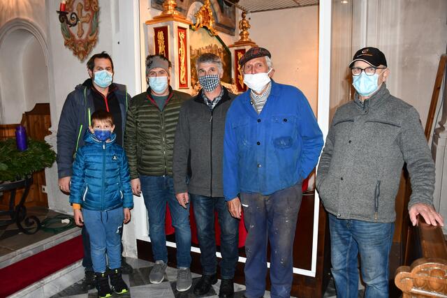 Krippenbauer Franz Stiegler (2. v. r.) war natürlich beim Aufbau der wertvollen „Schnitzer-Krippe“ dabei – zu ihm brauchte es noch drei große und einen kleinen Helfer auus dem Dorf. | Foto: RB/Angelika Schellhorn