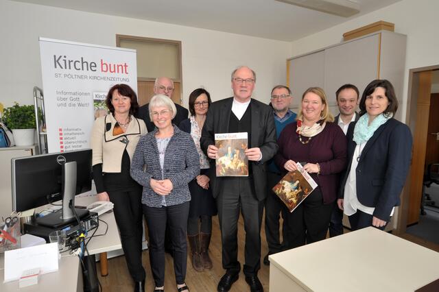 Das „Kirche bunt“-Team mit Bischof Alois Schwarz anlässlich eines Besuches zu Weihnachten 2018: Ursula Niedermair (Vertrieb), Romana Schilcher (Sekretariat, Termin- und TV-Radio-Tippseiten), Generalvikar Eduard Gruber als Herausgeber, Redakteurin Patricia Harant-Schagerl, Bischof Schwarz, Redakteur Leopold Schlager, Chefredakteurin Sonja Planitzer, Redakteur Wolfgang Zarl, Martina Mader (Buchhaltung). | Foto: Ferdinand Bertl