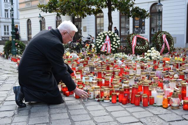 Nach dem Terror von Wien besucht Erzbischof Lackner den Tatort.