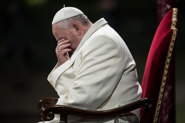 Der Papst ergreift das Wort und will Benachteiligte unterstützen.