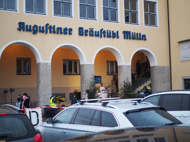 Mit dem Auto kommen Gläubige am 24. Dezember in Salzburg-Mülln am BräustüberlParkplatz zur Mette. Pfarrer Pater Franz hat diese Idee.“