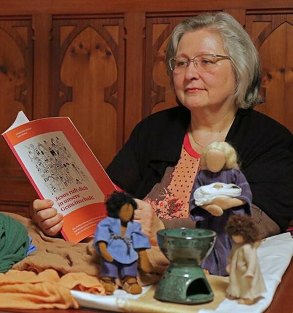 Friederike Dostal mit dem Behelf und biblischen Erzählfiguren, die die Taufe des Äthiopiers (Apostelgeschichte, Kapitel 8) darstellen. | Foto: privat