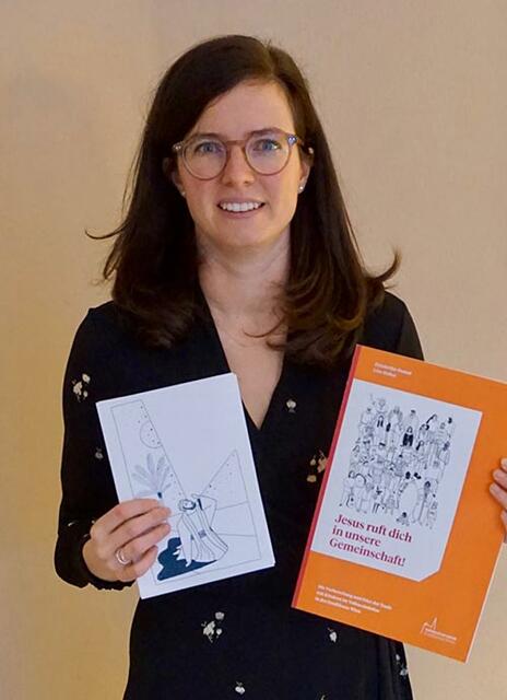 Lisa Huber mit dem Behelf und modernem Ausmal- und Erzählbild. | Foto: privat