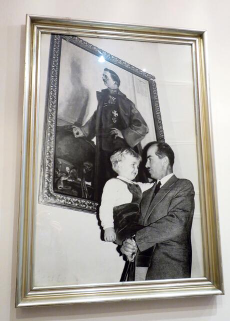 Drei Generationen Habsburg: Karl als Bub am Arm seines Vaters Otto vor dem Bild des seligen Kaisers Karl.