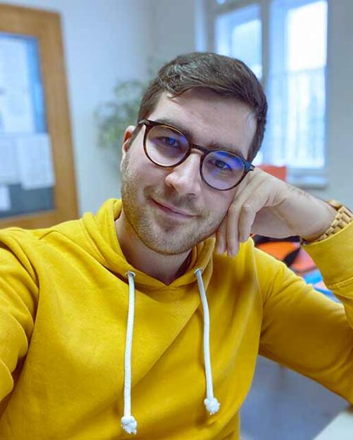 Alexander Wimmer: „Viel Zeit investiere ich in die Vorbereitung der Gottesdienste. Schlichter Kirchenschmuck oder Teppiche und goldene Kerzenständer, Weihrauchschale, die richtige Liedauswahl ... – Feiern mit allen Sinnen, ist mein Motto.“