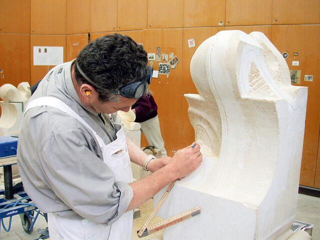 Detailgetreu wird an den Steinen eine Skulptur herausgearbeitet. | Foto: Dombauhütte Wien