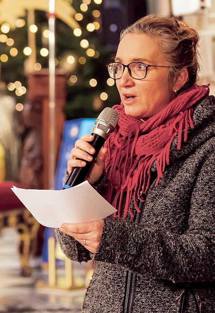 In der Dialog-Predigt mit Bischof Krautwaschl erzählt Sabine Löschberger von der Sternsingeraktion in der Pfarre Hartberg. | Foto: Gerd Neuhold - Sonntagsblatt für Steiermark