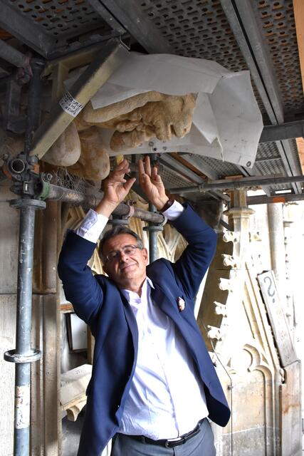 Dombaumeister Wolfgang Zehetner mit einem besonderen Wasserspeier. | Foto: Markus A. Langer