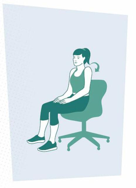 Schulterkreisen im Sitzen: Diese Übung kann während der Arbeit ganz unauffällig gemacht werden. Die Hände auf die Oberschenkel legen und die Schultern nach vorne und hinten kreisen. Jede Seite 
10 Mal kreisen. | Foto: Michaela Spatz