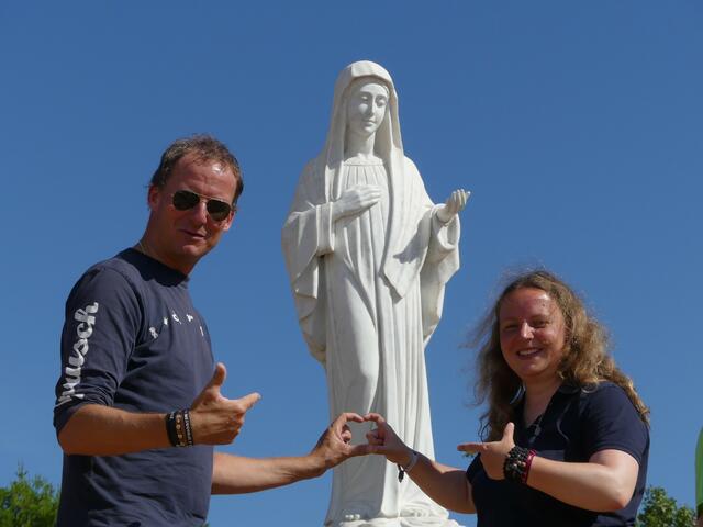 Ihr Herz für die Muttergottes zeigen Georg Mayr-Melnhof und Sabine Rödgers in Medjugorje.