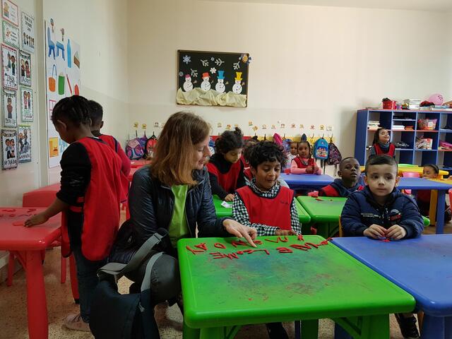 Besuch (2019) in der Beth-Aleph-Schule:Claudia Prantl von der Caritas Salzburg erlebt vor Ort, wie viel Spaß die Kinder beim Lernen haben. | Foto: RB/Caritas Salzburg