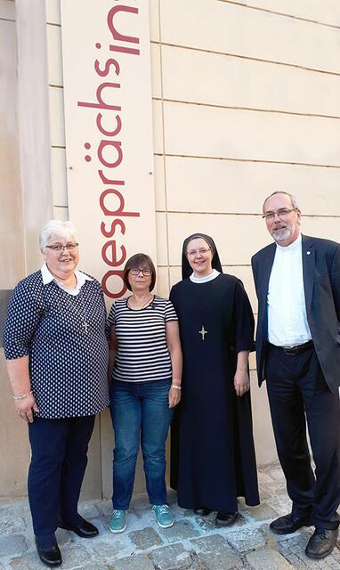 Das Team der Gesprächsinsel mit Sr. Hermi Dangl, Brigitte Vater-Sieberer, Sr. Nathanaela Gmoser und P. Lorenz Voith CSsR
 | Foto: kirche+leben/Michael Bönte
