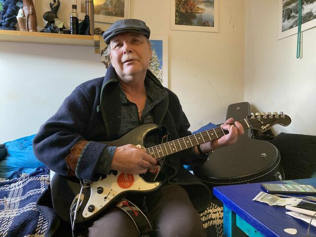 Erich liebt die Musik und gibt sogleich eine Probe seines Könnens auf der E-Gitarre.
 | Foto: Margit Huber