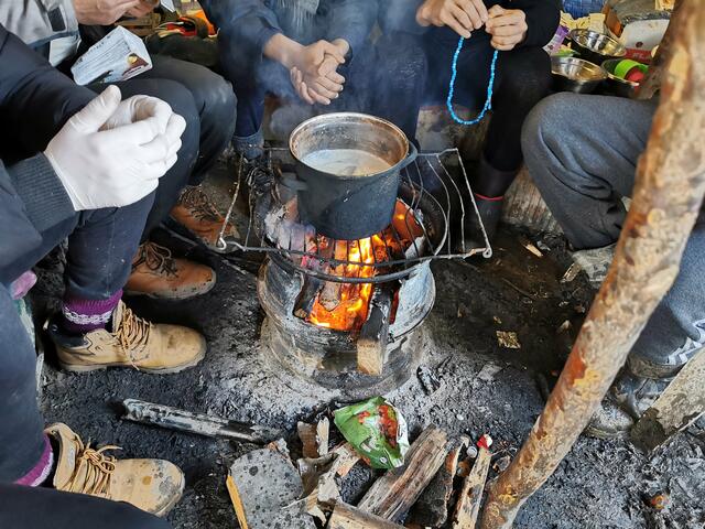 Ein Feuer in einer Autofelge spendet Wärme. Die Menschen kämpfen mit Kriegstraumata, berichtet Anna Steiner von der Caritas.