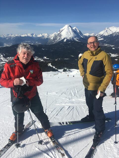 Coronakonform getestet und in flotter und sicherer Spur am Rosskopf bei Seefeld in Tirol unterwegs waren der Sonntagsblatt-Leser und ehemalige Schuldirektor des Akademischen Gymnasiums in Graz Josef Wilhelm (links)und Bischof Hermann Glettler. Überrascht ob des Bischofs Schikünsten schreibt uns Wilhelm: Er hat auch sportliches Talent!