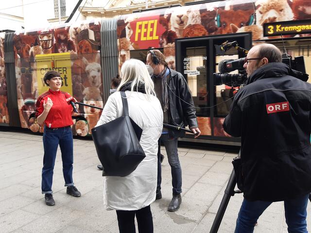 Deharbeiten von ORF Steiermark mit Antonia Manhartsberger
in der Herrengasse in Graz für einen Beitrag von Steiermark HEUTE am Montag den 8. März | Foto: Heckel /Sonntagsblatt