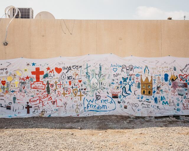 In der christlichen Stadt Karakosch im Norden des Irak zierte ein Banner mit gezeichneten Wünschen und Hoffnungen eine Mauer. Die bunte Hoffnungsbotschaft wurde in Vorfreude auf den Besuch von Papst Franziskus angebracht. | Foto: KNA