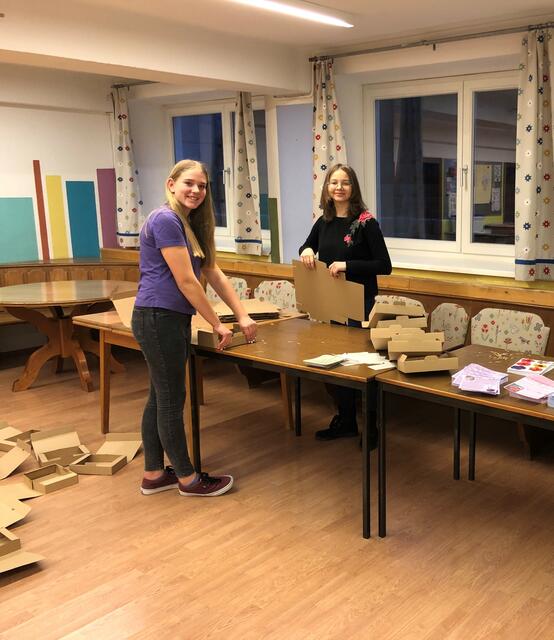Befüllen der „Auf-den-Weg-Boxen“ im Pfarrverband Angath-Angerberg-Mariastein. Lea Schumann und Bianca Cebul sind fleißig. | Foto: RB/Mona Mráz