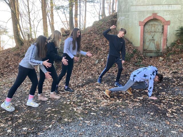 Kreuzweg in der Firmvorbereitung: Junge Leute aus Niederndorf und Erl stellten den Kreuzweg nach – in Videoform bald online abrufbar. | Foto: RB/Mona Mráz