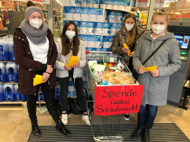 Nicht auf andere vergessen:  Schülerinnen der MS Breitenbach sammelten in der Fastenzeit Lebensmittel für den Caritas-Sozialmarkt in Wörgl.� | Foto: RB/Martina Koidl