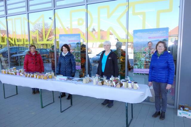 Suppe im Glas - Die KFB-Weißkirchen unter Monika Gaber (links) führte erfolgreich den „Suppensonntag anders“ durch | Foto: Freigassner