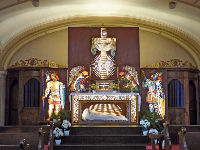 Heiliges Grab aus Glassteinen im Jugendstil.Wallfahrtskirche St. Sebastian, Kettlasbrunn | Foto: EDW