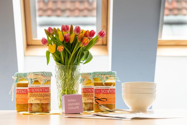 Kürbissuppe und Bröselknödelsuppe. | Foto: Erzdiözese Wien/Stephan Schönlaub