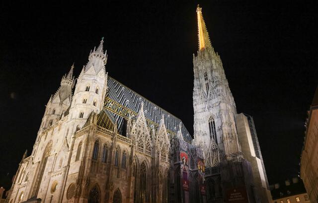 Beleuchtete Himmelsleiter am Südturm des Stephansdoms. | Foto: Katharina Schiffl