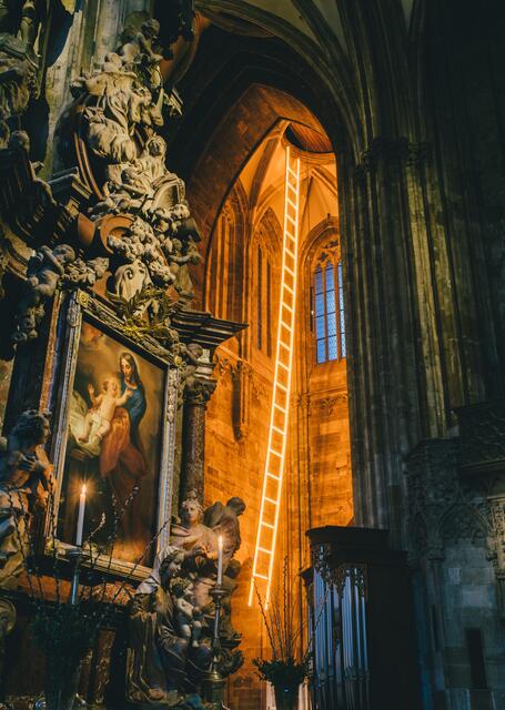 Billi Thanner, Himmelsleiter, 2021, Installation für den Stephansdom (innen), Aluminium, goldgelb lackiert, 18 Meter, 21 Sprossen | Foto: Bildrecht Wien/Jenni Koller