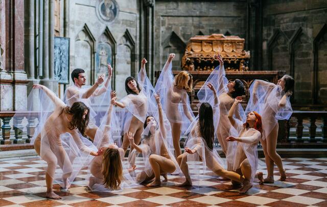 Billi Thanner, Die 33 Tugenden, 2021, Performance im Stephansdom begleitend zur Installation Himmelsleiter | Foto: Bildrecht Wien/Jenni Koller