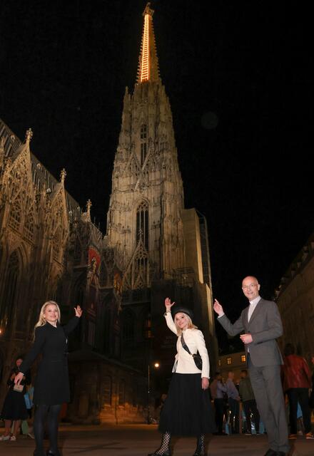 Sichtlich glücklich zeigen Ursula Simacek, Billi Thanner 
und Toni Faber die strahlende Himmelsleiter. | Foto: Katharina Schiffl