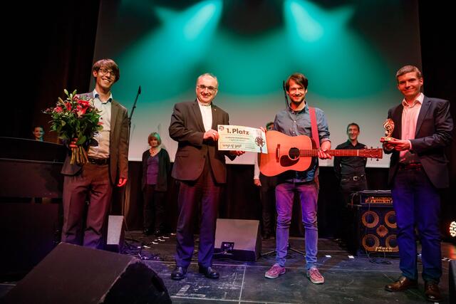 Bei der Siegerehrung des Songwettbewerbs der Katholischen Kirche Steiermark gratulierten Kirchenmusikreferent Michael Schadler (ganz links), Bischof Wilhelm Krautwaschl (2. v. links) und Bruno Almer (ganz rechts) dem Gewinner
Florian Pfannhofer (2. v. rechts).