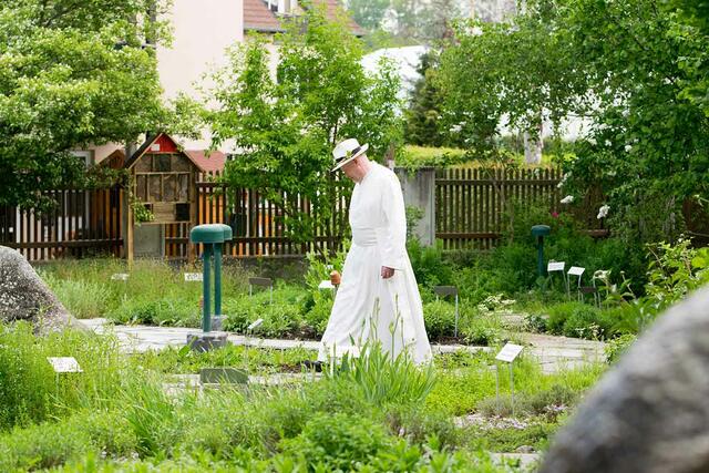 Kräuterpfarrer Benedikt im Garten | Foto: Markus Andorf