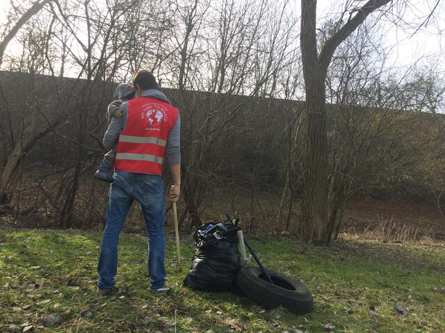 „No time to waste.“ Mit einer eigenen Warnweste ist Severin Pock auf der Jagd nach Müll. Oft wird er dabei angesprochen.