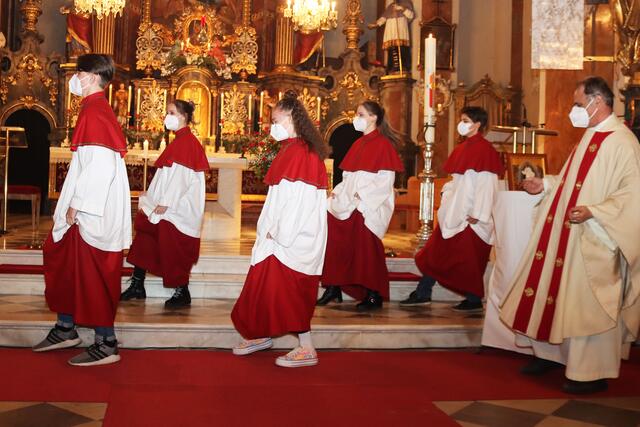 Pfarrer Josef Scheiring und seine Ministrant/innen beim Jerusalema-Tanz