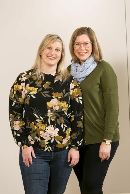 Eine Box voller guter Ideen. Mona Pexa (li.) und Manuela Gangl (re.) waren federführend an der Dialogbox beteiligt. Mona Pexa sagt: „Begegnungen, wie sie durch Dialoginitiativen entstehen können, sind so eine große Bereicherung.“