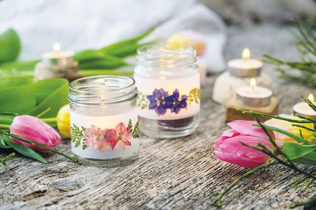 Mit transparentem Papier, gepressten Blüten und Marmeladegläsern lassen sich dekorative Teelichter gestalten, die auch die Kirche schmücken können. | Foto: Anton Pustet Salzburg