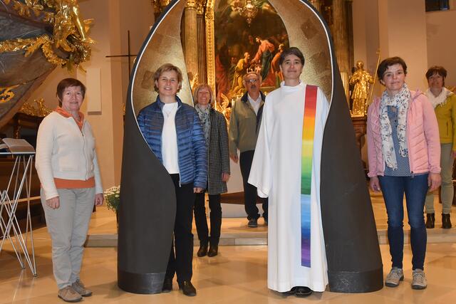 Die kfb-Diözesanleitung nahm für das Foto beim Katharinen-Tor kurz die FFP2-Masken ab. V. l.: Anna Raab, kfb-Vorsitzende Anna Rosenberger, kfb-Diözesansekretärin Marianne Ertl, kfb-Geistliche Assistenten Franz Schabasser und Monika Liedler, Annemarie Kendler, Poldi Fröschl. | Foto: Wolfgang Zarl