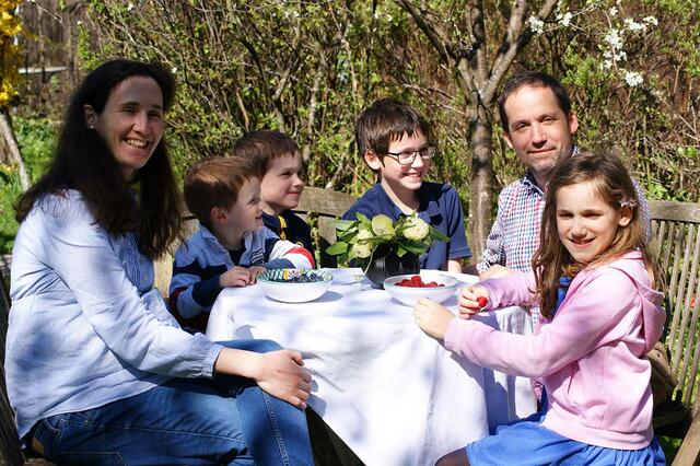 Familienbande: Bald sind die Haselsteiners zu siebent. Vater Niki hat diese Aufnahme mit seiner Nichte organisiert und hatte seine liebe Not: „Mit sechs zu Fotografierenden bekommt man die perfekt gestellten Bilder nur schlecht hin.“