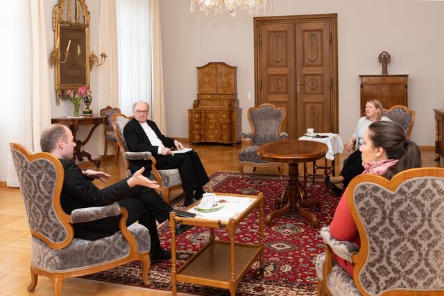 Das Gespräch fand in den Räumlichkeiten des Bischofs in der Diözese statt. Auf dem Foto (v. l.): Generalvikar MMag. Dr. Christoph Weiss, Bischof Dr. Alois Schwarz, Kirche bunt-Chefredakteurin Sonja Planitzer und Mag. Katharina Brandner, bischöfliche Medienreferentin und Leiterin der diözesanen Pressestelle.