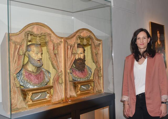 Museumsdirektorin Barbara Taubinger mit Reliquien der Apostel Peter und Paul.