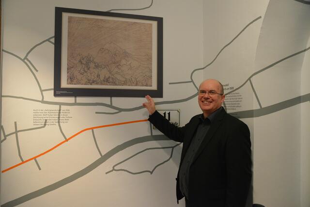 Stadtbibliothekar Dr. Hans Gruber zeigt in der Ausstellung eine Zeichnung Wolf Hubers, die im Besitz des Dichterfürsten und Sammlers Johann Wolfgang von Goethe war.
