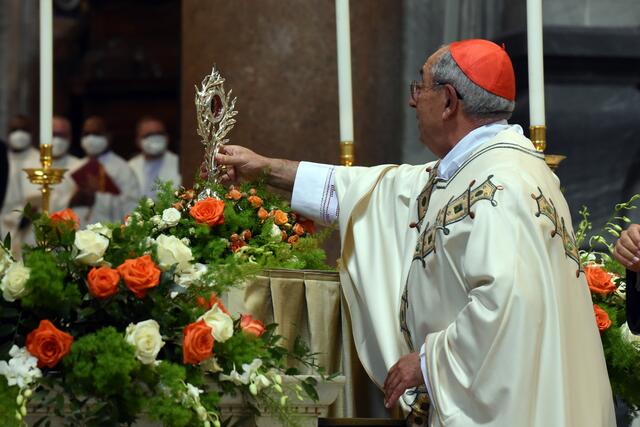 Kardinal Angelo De Donatis, der die Seligsprechung vornahm, übernahm eine Reliquienmonstranz  | Foto: KNA