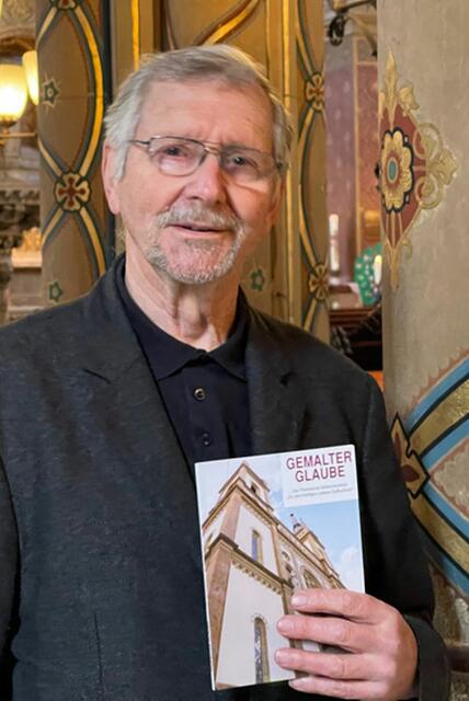 Diakon Georg Pawlik mit dem "Kirchenführer". | Foto: privat