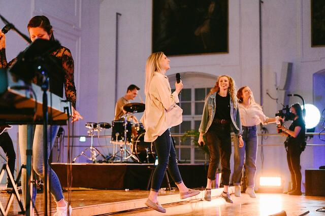 Stimmung. Mehrere Musiker und Sängerinnen waren im Einsatz.  | Foto: RB/Loretto Gemeinschaft