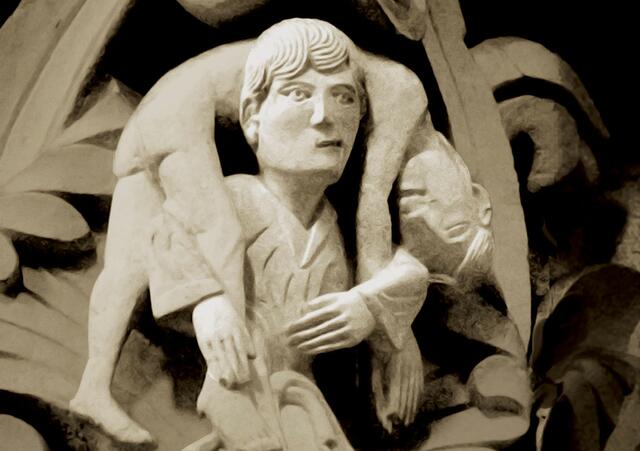 In der Kirche Saint Marie Madeleine in Vézelay (Frankreich) ist Christus als guter Hirte zu sehen, der den toten Judas nach dessen Selbstmord auf den Schultern trägt.