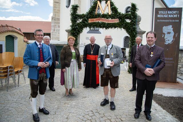 Sie freuen sich über so viele Gründe zum Feiern: David Oberascher, Pfarrer Joachim Selka, Bürgermeisterin Andrea Pabinger, Erzbischof Franz Lackner, Josef Hufnagl, Landeshauptmann Wilfried Haslauer und Balthasar Gwechenberger (v. l.). | Foto: RB/Chris Hofer