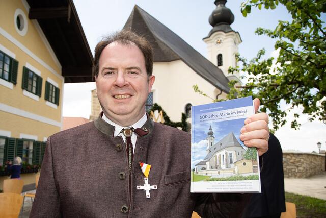 Sein Buch „500 Jahre Maria im Mösl“ präsentierte Balthasar Gwechenberger. | Foto: RB/Chris Hofer