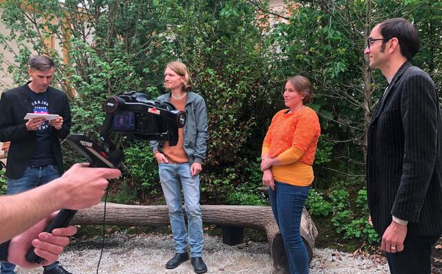 Im Klima-Kultur-Pavillon am Grazer Freiheitsplatz diskutierten Markus Jeschaunig und Michaela Ziegler mit Florian Traussnig zur Frage „Wie geht Klima-Kultur-Wandel?“ | Foto: Kölbl
